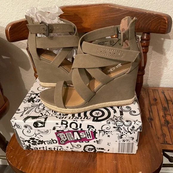 Brash Women's tan Sandals 🆕
Never worn, tags attached w box - Picture 4 of 7
